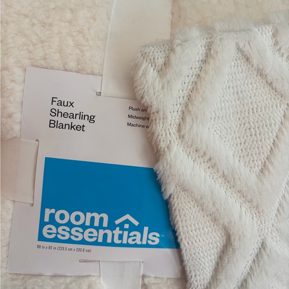 New Faux Shearling Blanket Full/Queen 88"X92 - Picture 5 of 5